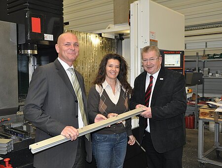 Landrat Gerhard Wägemann mit Geschäftsführer Christian Krause und seiner Frau Jasna von der Aluminium Technik Weißenburg GmbH bei der Betriebsbesichtigung in der Produktionshalle