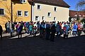 Personen warten auf den Start der Wanderungen am Altmühlfranken-Wandertag