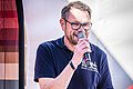 Nennslingens Bürgermeister Drescher spricht in ein Mikrofon und begrüßt die Gäste.