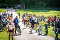 Der Platz der Wechselstelle ist zu sehen. Dort sind viele wartende Läuferinnen und Läufer zu sehen.