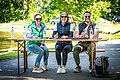 Das Team der Zeitnahme sitzt auf einer Bierzeltbank und lacht.