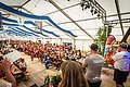 Ein Blick in das volle Festzelt. Viele Menschen sitzen auf den Bierzeltbänken.
