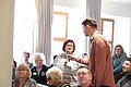 Teilnehmerin des Vereinstags wird von Moderator interviewt.