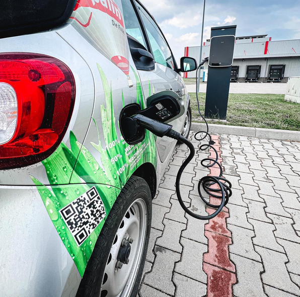 Es ist ein E-Auto von Verpa Folie zu sehen.