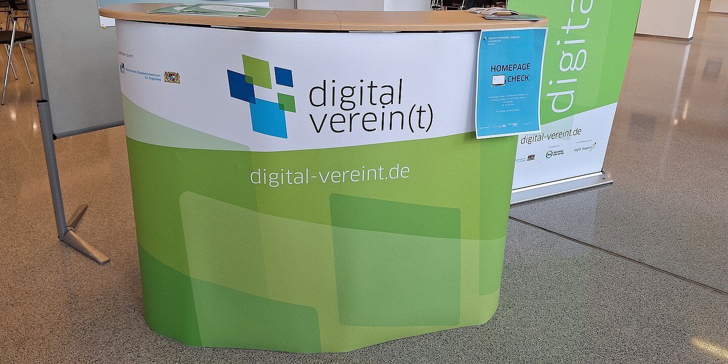 Tresen im Look der Initiative digital verein(t)