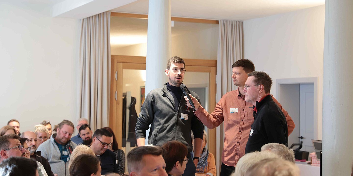 Interview mit Besucher des Vereinstages. Moderator stellt Frage. Teilnehmer antwortet