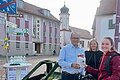 Landrat Manuel Westphal und Treuchtlinger Bürgermeisterin Dr. Dr. Kristina Becker verteilen eine Frühstückstüte an eine Radlerin.