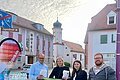 Das Orgateam des Pendlerfrühstück steht vor dem Treuchtlinger Lastenfahrrad und zeigt die Frühstückstüten und Flyer.