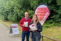 Landrat Manuel Westphal und die STADTRADELN Koordinatorin Verena Ortner verteilen Frühstücksbeutel an alle Radler in Gunzenhausen.