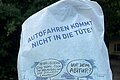 Zu sehen ist die Frühstückstüte mit einem Comic. In der Tüte ist eine Butterbreze, eine Banane und ein Müsliriegel.