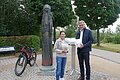 Gunzenhausens Bürgermeister Karl-Heinz Fitz und Frau Pappler von der Agenda 21 stehen am Radweg und verteilen Frühstücksbeutel an vorbeikommende Radler.