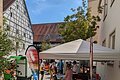 Der Infostand an der Sternfahrt mit weißem Pavillon und bunter Beachflag.