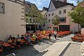 Zu sehen ist der Innenhof am Rathaus in Weißenburg der mit Bierzeltgarnituren bestuhlt ist. Einige Plätze sind belegt.