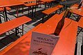 Auf einem Bierzelttisch steht ein Schild mit der Aufschrift Herzlich Willkommen Stadtradler.