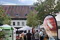 Der Eingang zum Innenhof des Rathauses in Weißenburg. Hier wurde ein Stand zur Sternfahrt aufgebaut mit einer bunten Tischdecke, einer bunten Beachflag und einem Lastenfahrrad.