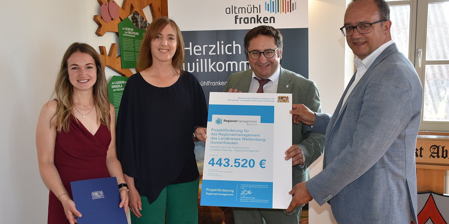 Zwei Frauen und zwei Männer halten vor einem Roll-Up mit Altmühlfranken-Aufschrift eine Förderurkunde in die Kamera.