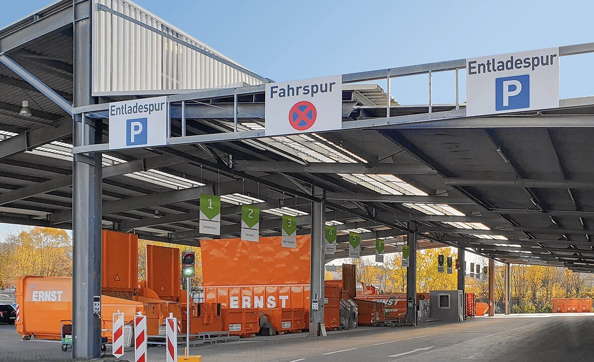 Recyclinghof Gunzenhausen Einfahrt Halle zu den Containern und Wertstoffannahme