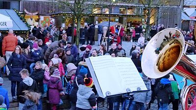 Band spielt auf einem Weihnachtsmarkt ein Musikstück