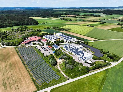 Luftaufnahme Krause Kokillenguss Luftaufnahme der Firma Krause Kokillenguss aus Bieswang. Das Betriebsgelände ist von oben zu sehen, umgeben von grünen Wiesen.