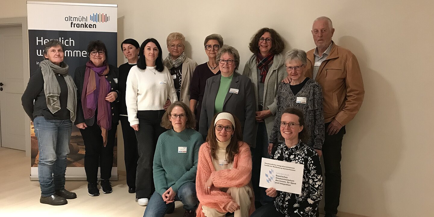 Gruppenfoto mit den Teilnehmenden am Ehrenamtsabend für Integration am 27.10.2025 im Kloster Heidenheim