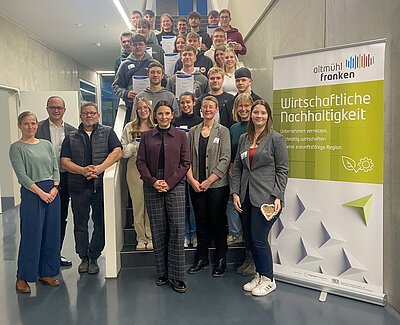 Auf dem Bild ist eine Gruppe von Personen zu sehen. Bei den Personen handelt es sich um Auszubildende, die an einem Workshop teilgenommen haben und weiteren offiziellen Vertretern.