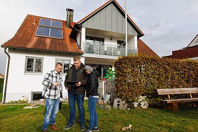 Nicolas Hörber, von Holz- und Baugutachten Hörber, ist zu sehen, wie er mit Kunden ein Beratungsgespräch durchführt.