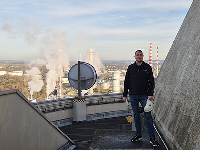 Der Geschäftsführer von Regler Industrieservice ist auf dem Dach einer Industrieanlage zu sehen.
