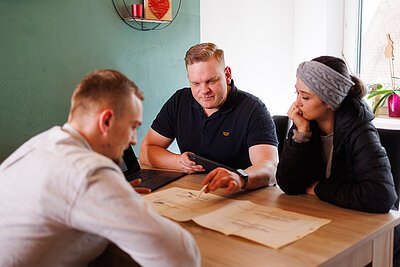 Nicolas Hörber, von Holz- und Baugutachten Hörber, ist zu sehen, wie er mit Kunden ein Beratungsgespräch durchführt.
