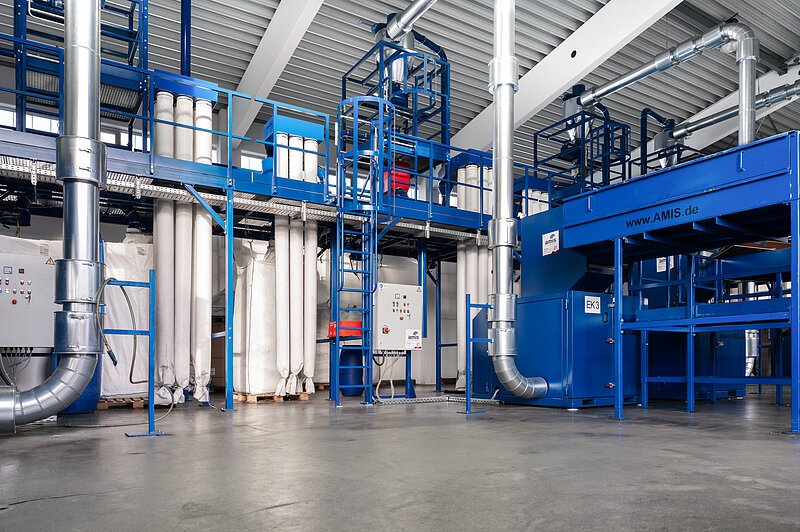 Eine Maschine in der Produktion von Höglmeier Polymer-Tech ist zu sehen.