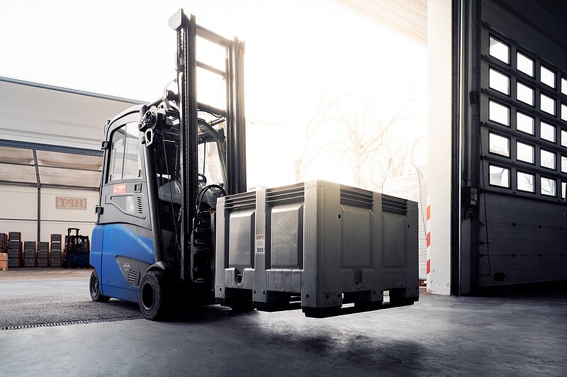 Eine Maschine in der Produktion von Höglmeier Polymer-Tech ist zu sehen.