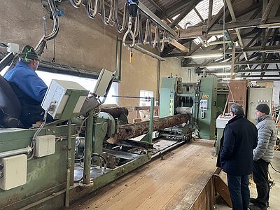 Landrat Manuel Westphal besucht Holzwerk Walter