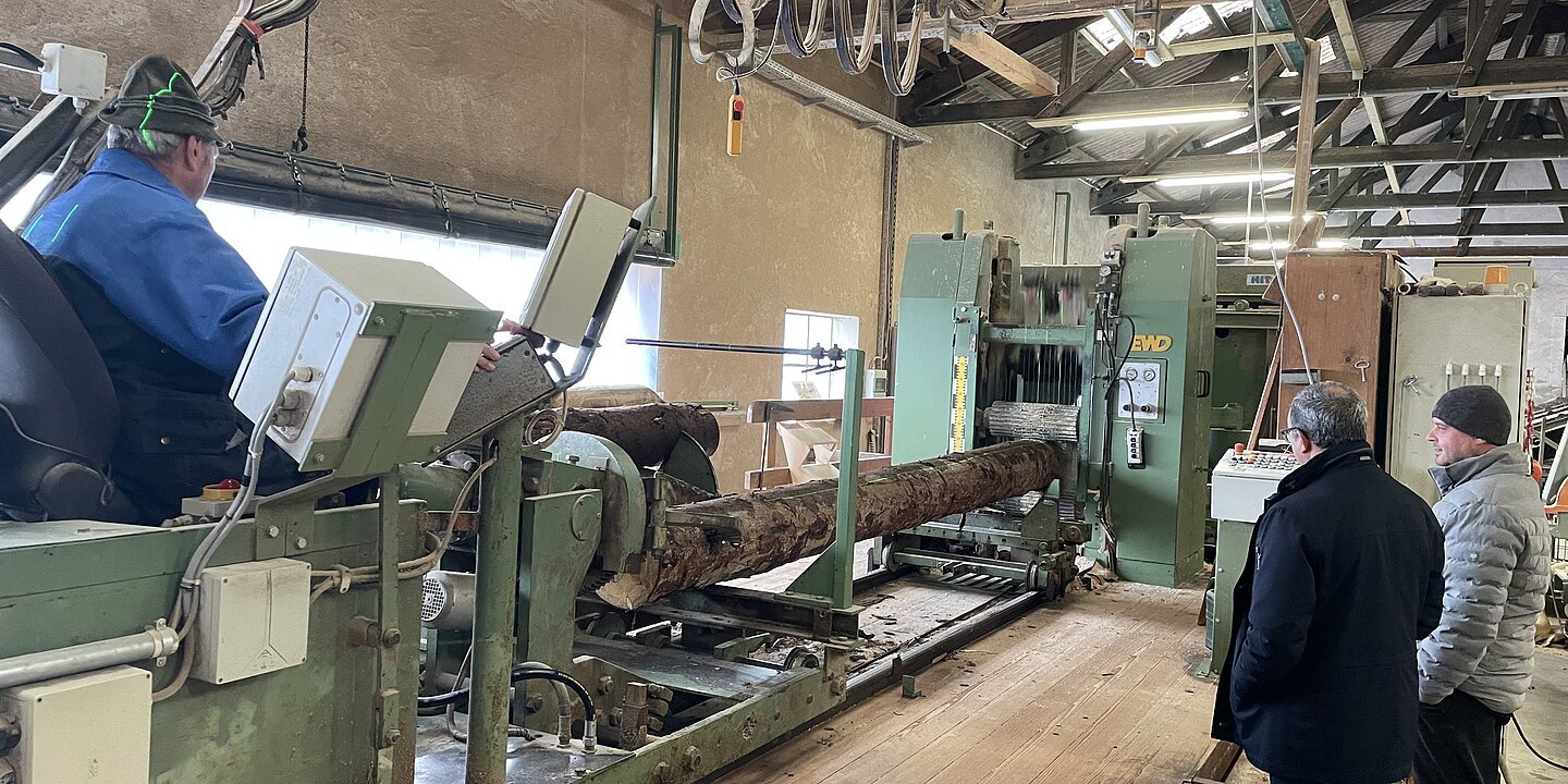 Landrat Manuel Westphal besucht Holzwerk Walter