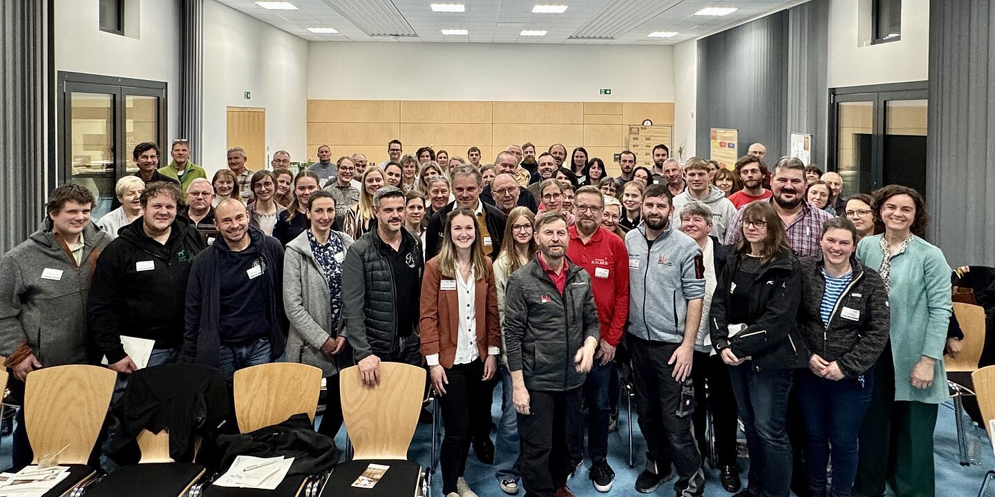 Gruppenfoto mit teilnehmenden Betrieben am 1. Genussforum