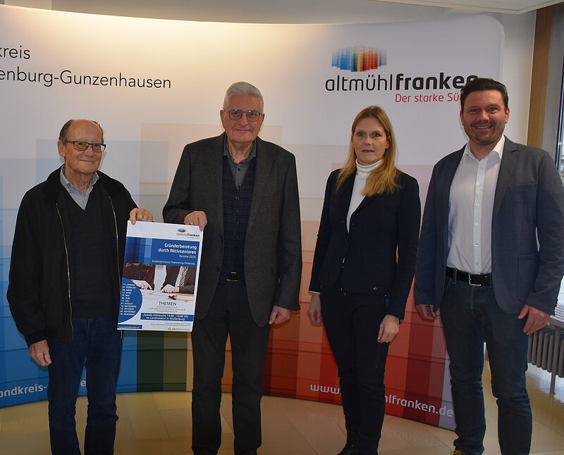 Landrat Manuel Westphal zusammen mit der Wirtschaftsförderung und den Beratern des Vereins Aktivsenioren Bayern